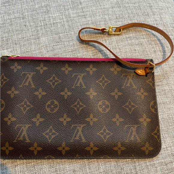 Authentic Louis Vuitton pouch/wrislet in excellent condition - Picture 3 of 10